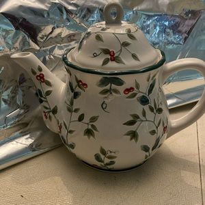 PFALTZGRAFF WINERBERRY TEAPOT WITH LID